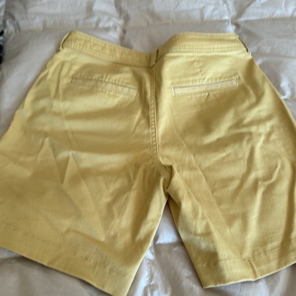 LLBean cotton short 7” has some discoloration 6 reg has 3% spandex twill - Picture 5 of 12